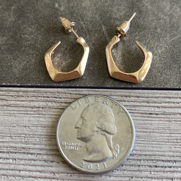 6/$8 NEW Gold Tone Hoop Earrings - Picture 15 of 15